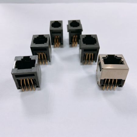 Conector PCB de Entrada Superior - De cima para baixo, existem as especificações 4P4C, 6P6C, 8P8C